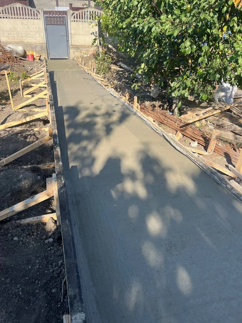 Alee din beton spre poartă